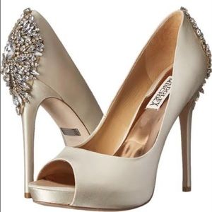 Badgley Mischka Women's Kiara Platform Pump Ivory  7M
